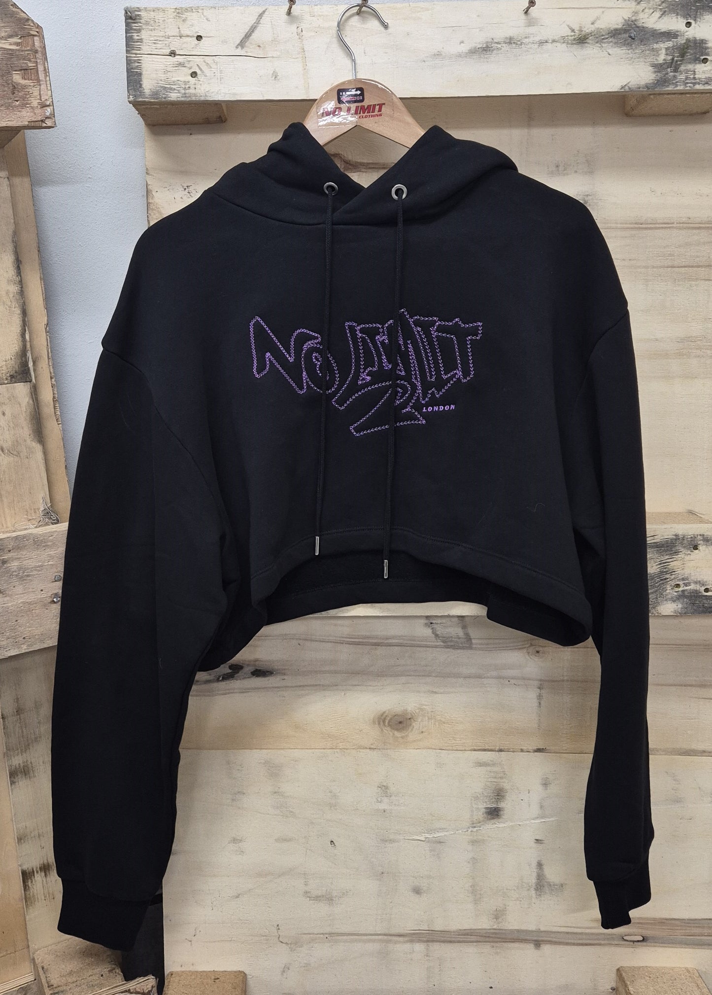 Women' Gym Black Cropped Hoodie Purple Chain No Limit London Embroidery