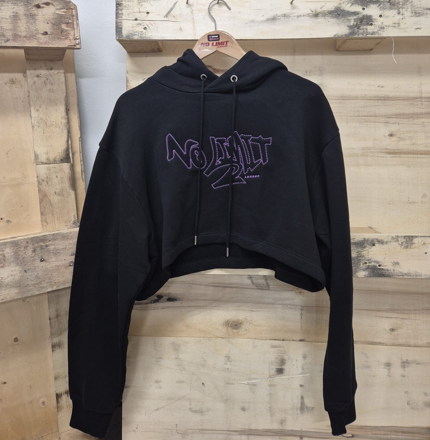 Women' Gym Black Cropped Hoodie Purple Chain No Limit London Embroidery
