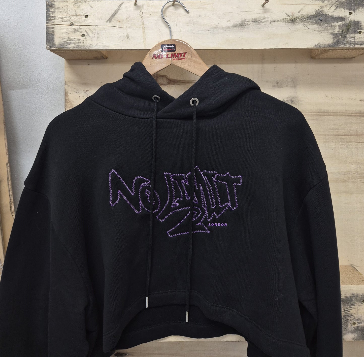 Women' Gym Black Cropped Hoodie Purple Chain No Limit London Embroidery