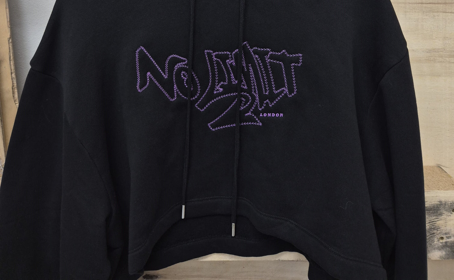 Women' Gym Black Cropped Hoodie Purple Chain No Limit London Embroidery
